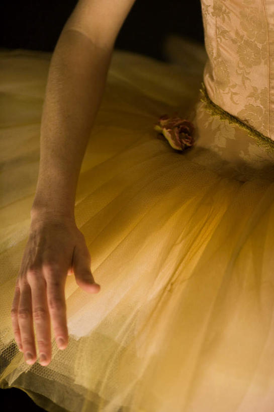 西方人,手,一个人,跳舞者,竖图,俯视,室内,特写,白天,裙子,欧洲,欧洲人,仅一个年轻女性,仅一个女性,仅一个人,黑色背景,手部,短裙,摄影,影棚,单手,芭蕾舞裙,芭蕾裙,年轻女性,女人,女性,白种人,舞蹈家,舞蹈演员,舞者,半身,彩图,高角度拍摄,影棚拍摄,拍摄