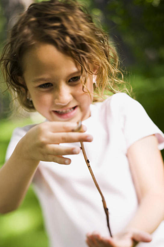 西方人,儿童,一个人,站,笑,微笑,露齿笑,竖图,室外,白天,正面,纯洁,草地,草坪,植物,野生动物,欧洲,欧洲人,仅一个女性,仅一个人,握,阴影,服装,朦胧,模糊,光线,昆虫,影子,拿,拿着,注视,休闲装,草,树,树木,小孩,衣服,绿色,白色,阳光,自然,动物,观察,看,站着,仅一个小孩,休闲,休闲服,可爱,童年,童趣,握着,服饰,活泼,生长,成长,观看,察看,关注,蚯蚓,童真,烂漫,无邪,地虫,地龙,坚蚕,蛐蟮,天真,女孩,女人,女性,白种人,孩子,站立,半身,彩图,女生