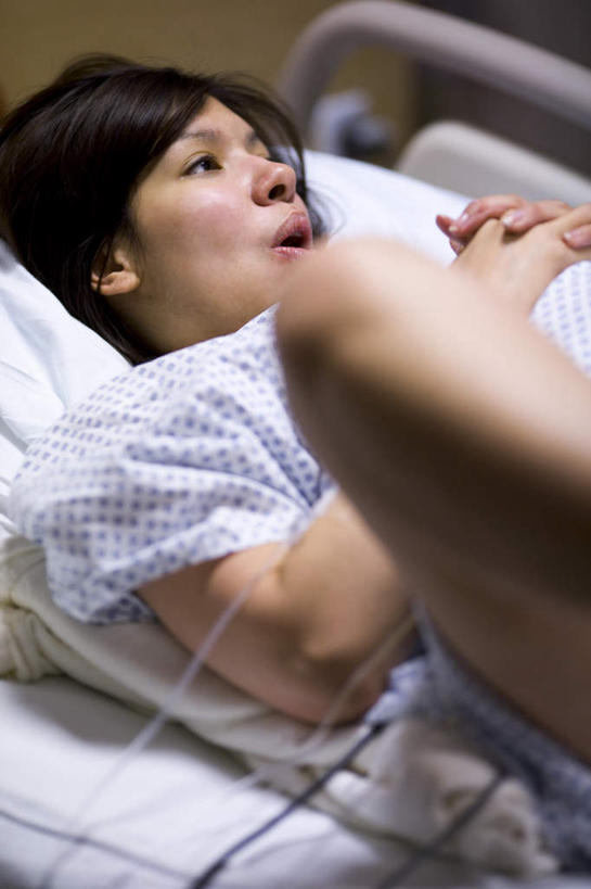 西方人,孕妇,一个人,医院,躺,竖图,俯视,室内,白天,床,欧洲,欧洲人,仅一个年轻女性,仅一个女性,仅一个人,朦胧,模糊,床单,注视,被子,观察,看,张嘴,疼痛,怀孕,单人床,观看,张开双腿,悲伤,察看,分娩,被单,待产,关注,痛苦,张大嘴巴,医疗机构,病号服,妊娠,准妈妈,疾苦,苦楚,临盆,临蓐,展开双腿,卧着,年轻女性,女人,女性,白种人,产妇,张开嘴,躺着,卧,半身,彩图,高角度拍摄,病院,诊所,伸展双腿