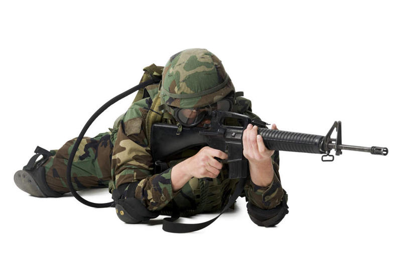 西方人,一个人,横图,室内,白天,白色背景,正面,竞争,帽子,欧洲,欧洲人,仅一个男性,仅一个人,士兵,对抗,握,冲突,枪支,头盔,拿,拿着,注视,破坏,仅一个年轻男性,安全帽,观察,看,趴着,武器,战争,握着,摄影,手枪,影棚,观看,损坏,察看,攻击,威胁,对立,关注,矛盾,兵器,对准,瞄准,迷彩服,军服,防御,枪械,来福枪,来复枪,弹夹,敌对,挫败,斗争,抗拒,抗衡,杀伤,威慑,兵士,子弹夹,伪装服,野战服,作战服,危险,男人,男性,年轻男性,白种人,趴,彩图,全身,影棚拍摄,拍摄