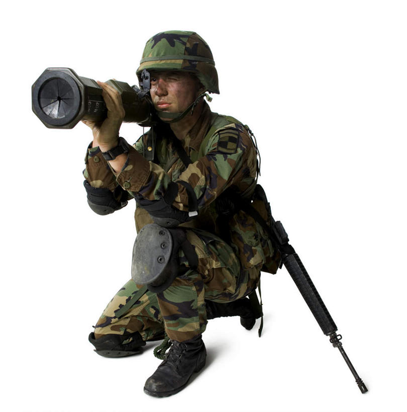 西方人,一个人,蹲,竖图,室内,白天,白色背景,正面,竞争,帽子,欧洲,欧洲人,仅一个男性,仅一个人,士兵,对抗,握,冲突,枪支,头盔,拿,拿着,注视,破坏,仅一个年轻男性,安全帽,观察,看,武器,战争,握着,摄影,手枪,影棚,观看,损坏,察看,发射器,攻击,威胁,对立,关注,矛盾,兵器,对准,瞄准,迷彩服,军服,防御,枪械,炮弹,来福枪,来复枪,榴弹,榴弹发射器,弹夹,敌对,挫败,斗争,抗拒,抗衡,杀伤,威慑,兵士,子弹夹,伪装服,野战服,作战服,危险,男人,男性,年轻男性,白种人,蹲着,彩图,全身,影棚拍摄,拍摄,开花弹