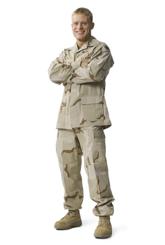 西方人,一个人,站,笑,双手交叉,微笑,露齿笑,竖图,室内,白天,白色背景,正面,制服,欧洲,欧洲人,仅一个男性,仅一个人,士兵,注视,仅一个年轻男性,衣服,观察,看,站着,摄影,影棚,观看,军人,察看,双手抱胸,军装,关注,军服,兵士,男人,男性,年轻男性,白种人,站立,彩图,全身,影棚拍摄,拍摄