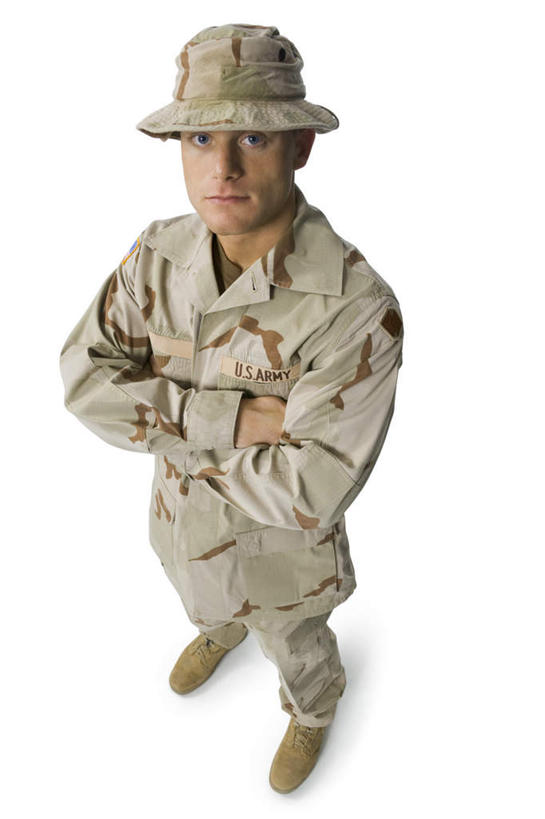 西方人,一个人,站,笑,双手交叉,微笑,露齿笑,竖图,俯视,室内,白天,白色背景,制服,帽子,欧洲,欧洲人,仅一个男性,仅一个人,士兵,注视,仅一个年轻男性,衣服,观察,看,站着,摄影,军帽,影棚,观看,军人,察看,双手抱胸,军装,关注,军服,兵士,男人,男性,年轻男性,白种人,站立,彩图,高角度拍摄,全身,影棚拍摄,拍摄