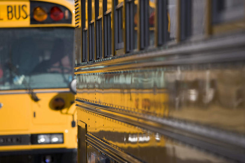 无人,横图,室外,白天,正面,窗户,公共汽车,照明,一排,朦胧,模糊,整齐,英文,标志,文字,字符,字母,巴士,公交车,标识,玻璃窗,车,灯,排列,黄色,车窗,灯具,交通工具,英文字母,照亮,照明设备,队列,载具,前照灯,前大灯,车前灯,彩图