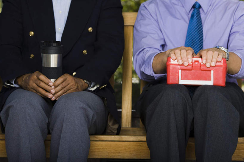 西方人,手,两个人,同事,商务人士,商务男性,坐,横图,室外,白天,正面,衬衫,成功,合作,团队,集体,信心,椅子,欧洲,非洲,黑人,欧洲人,握,套装,塑料,木椅,领带,拿,拿着,队伍,盒子,红色,容器,塑料制品,手部,握着,储藏,领导,象征,庄重,成就,储存,商务装,身份,合伙,领袖,工薪阶层,保温瓶,正式,地位,男人,男性,中年男性,白种人,非洲人,白领,上班族,坐着,半身,彩图,衬衣,贮存