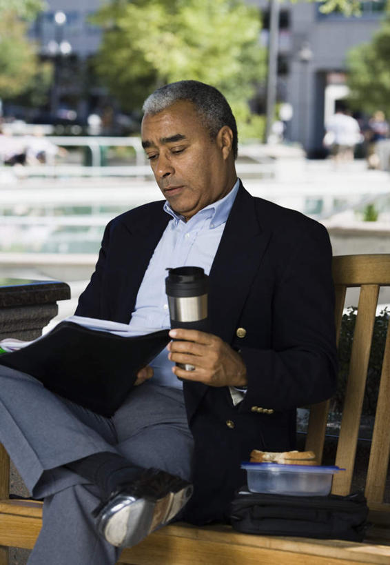 西方人,一个人,商务人士,商务男性,坐,竖图,室外,白天,正面,衬衫,植物,书籍,椅子,欧洲,欧洲人,仅一个男性,仅一个人,仅一个中年男性,握,套装,朦胧,模糊,木椅,二郎腿,拿,拿着,注视,树,树木,绿色,自然,观察,看,握着,生长,成长,观看,察看,关注,商务装,工薪阶层,保温瓶,男人,男性,中年男性,白种人,白领,上班族,书,图书,坐着,半身,彩图,衬衣