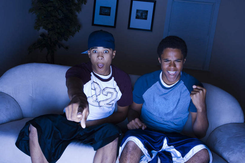 西方人,两个人,伙伴,朋友,客厅,坐,笑,微笑,露齿笑,横图,俯视,室内,白天,友谊,沙发,帽子,欧洲,非洲,黑人,欧洲人,握,指,阴影,服装,光线,标志,数字,文字,影子,字符,墙,灯光,注视,休闲装,方向,鼓励,标识,运动帽,墙壁,墙面,衣服,观察,加油,看,手势,握拳,休闲,休闲服,鸭舌帽,打气,握着,阿拉伯数字,服饰,观看,察看,起居室,指向,食指,关注,鼓舞,布艺沙发,客堂,友情,男人,男性,年轻男性,非洲人,坐着,半身,彩图,高角度拍摄