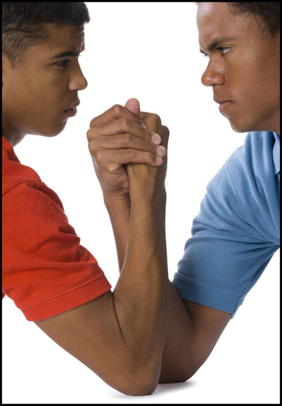 西方人,两个人,伙伴,朋友,竖图,室内,白天,白色背景,侧面,游戏,友谊,比赛,欧洲,非洲,黑人,欧洲人,服装,玩,注视,休闲装,右手,娱乐,相视,衣服,红色,蓝色,观察,看,休闲,面对面,休闲服,力量,扳手腕,摄影,服饰,影棚,观看,活动,对视,察看,掰手腕,互视,发泄,关注,消遣,智力,相对,相看,宣泄,比力,较劲,扳手劲,手肘,较量,友情,男人,男性,年轻男性,非洲人,胳膊,手臂,玩耍,嬉戏,半身,彩图,影棚拍摄,拍摄