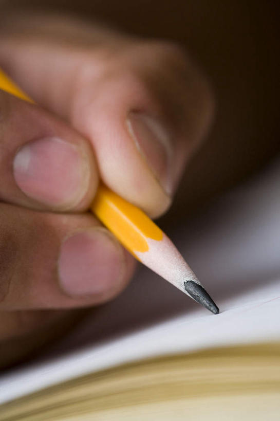 西方人,手,一个人,竖图,室内,特写,白天,正面,书籍,欧洲,欧洲人,仅一个男性,仅一个人,握,朦胧,模糊,笔,办公用品,拿,拿着,文具,仅一个年轻男性,黄色,铅笔,学习用品,手部,握着,单手,文具用品,书写,男人,男性,年轻男性,白种人,书,图书,半身,彩图