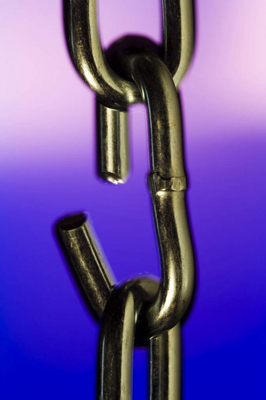 无人,竖图,室内,特写,白天,正面,静物,金属制品,连接,紫色背景,金属,破坏,破损,摄影,影棚,链条,损坏,贯穿,连结,衔接,串连,彩图,影棚拍摄,拍摄