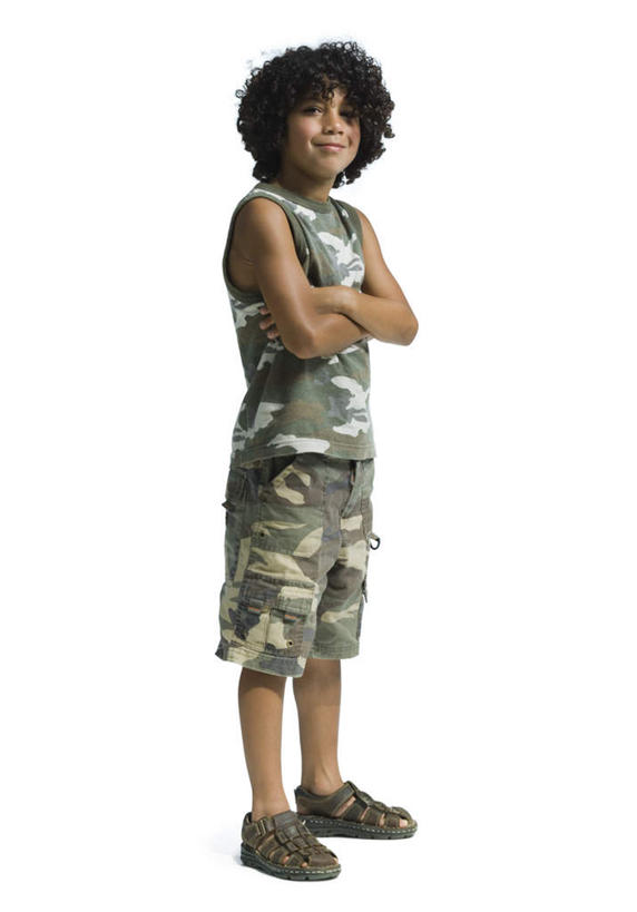 西方人,儿童,一个人,站,笑,微笑,竖图,室内,白天,白色背景,侧面,纯洁,欧洲,欧洲人,双手,仅一个男性,仅一个人,注视,小孩,观察,看,站着,仅一个小孩,可爱,童年,童趣,摄影,影棚,观看,察看,关注,迷彩服,军服,童真,烂漫,无邪,伪装服,野战服,作战服,天真,男孩,男人,男性,白种人,孩子,站立,彩图,全身,影棚拍摄,拍摄,男生