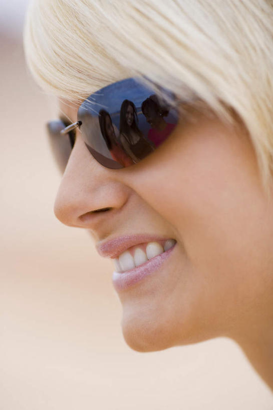 西方人,脸,头,脸颊,头发,一个人,笑,微笑,露齿笑,竖图,室内,特写,白天,侧面,欧洲,欧洲人,黄发,仅一个年轻女性,仅一个女性,仅一个人,服装,墨镜,眼镜,棕色,注视,休闲装,衣服,太阳镜,太阳眼镜,观察,看,休闲,休闲服,遮阳镜,服饰,观看,察看,关注,年轻女性,女人,女性,白种人,头部,直发,脸部,脸蛋,面部,半身,彩图