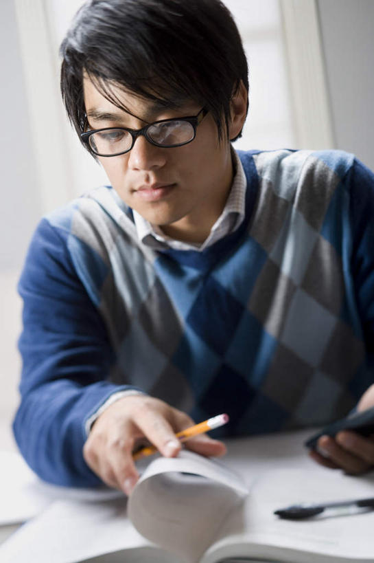 东方人,一个人,学生,坐,竖图,室内,白天,正面,计算器,桌子,亚洲,仅一个男性,仅一个人,一副,握,服装,计算,科学,笔,眼镜,墙,办公用品,注视,休闲装,黄种人,墙壁,墙面,文具,仅一个年轻男性,一个,衣服,白色,学习用品,观察,看,休闲,功课,休闲服,握着,理财,财务,服饰,单个,作业,观看,文具用品,察看,关注,数学,近视眼镜,男人,男性,年轻男性,亚洲人,坐着,半身,彩图