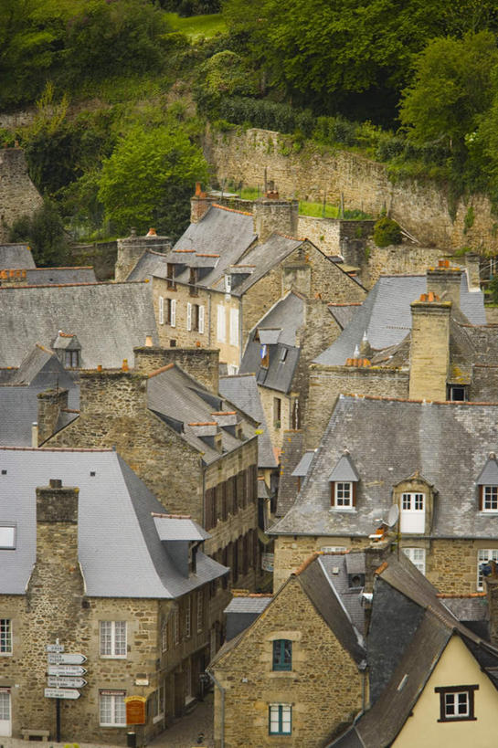 无人,家,竖图,俯视,航拍,室外,白天,度假,美景,山,山脉,植物,窗户,城市风光,城市,建筑,法国,欧洲,许多,瓦片,房屋,屋顶,屋子,景观,山峰,山峦,顶棚,瓦,娱乐,楼房,玻璃窗,住宅,树,树木,排列,绿色,自然,群山,享受,休闲,景色,放松,建造,生长,成长,布列塔尼,鸟瞰,屋瓦,法兰西共和国,法兰西第五共和国,摆列,布列塔尼地区,阿摩尔滨海省,彩图,高角度拍摄,房子,布列,分列