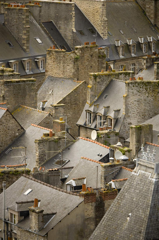 无人,家,竖图,俯视,航拍,室外,白天,度假,美景,植物,窗户,城市风光,城市,建筑,法国,欧洲,许多,瓦片,房屋,屋顶,屋子,景观,顶棚,瓦,娱乐,楼房,玻璃窗,住宅,树,树木,排列,绿色,自然,享受,休闲,景色,放松,建造,生长,成长,布列塔尼,鸟瞰,屋瓦,法兰西共和国,法兰西第五共和国,摆列,布列塔尼地区,阿摩尔滨海省,彩图,高角度拍摄,房子,布列,分列
