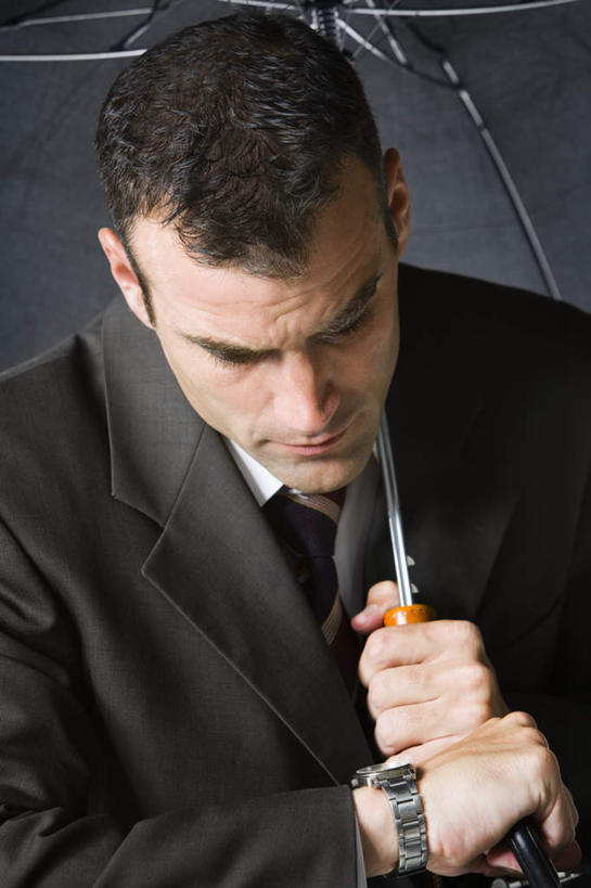 西方人,一个人,商务人士,商务男性,竖图,俯视,室内,白天,衬衫,欧洲,欧洲人,仅一个男性,仅一个人,仅一个中年男性,一把,套装,时间,伞,时钟,手表,雨伞,领带,计时,注视,阳伞,一个,钟表,低头,观察,看,表,单个,观看,腕表,察看,象征,庄重,关注,商务装,身份,工薪阶层,正式,地位,垂头,男人,男性,中年男性,白种人,白领,上班族,钟,半身,彩图,高角度拍摄,衬衣