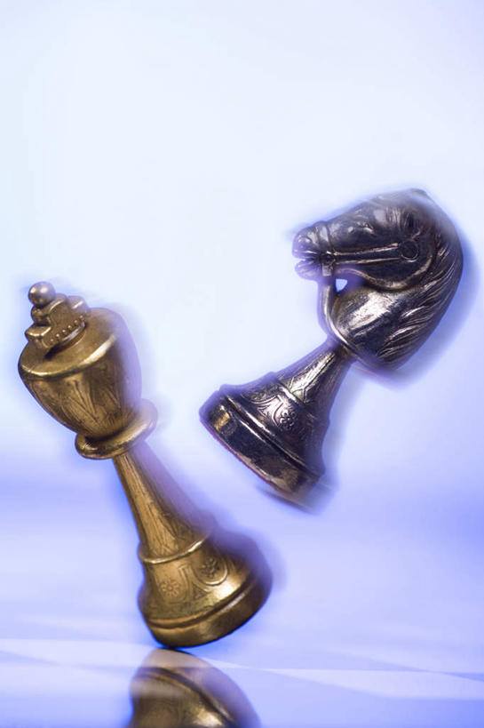 无人,竖图,室内,特写,白天,正面,游戏,快乐,比赛,竞争,马,静物,阴影,蓝色背景,朦胧,模糊,反射,影子,玩,娱乐,两个,象棋,休闲,棋子,棋盘,国际象棋,益智,摄影,影棚,活动,发泄,消遣,智力,宣泄,玩耍,嬉戏,彩图,影棚拍摄,拍摄