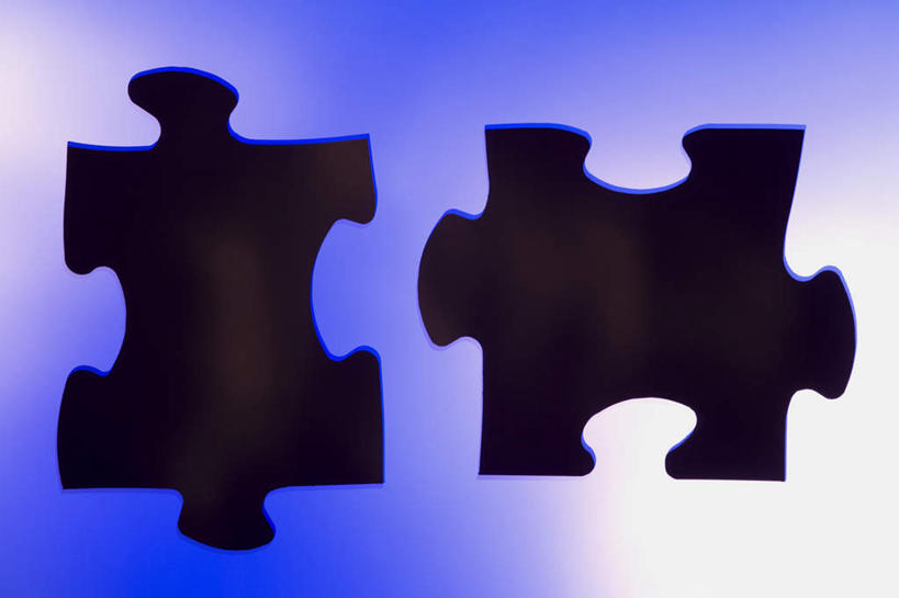 无人,横图,室内,特写,白天,正面,游戏,成功,合作,团队,集体,信心,静物,拼图,两块,连接,阴影,蓝色背景,组合,朦胧,模糊,反射,影子,玩,娱乐,队伍,休闲,摄影,影棚,活动,链接,成就,发泄,消遣,智力,拼接,拼凑,智力游戏,合伙,宣泄,拼合,凑集,聚合,撮合,链结,趣味,策略,玩耍,嬉戏,彩图,影棚拍摄,拍摄