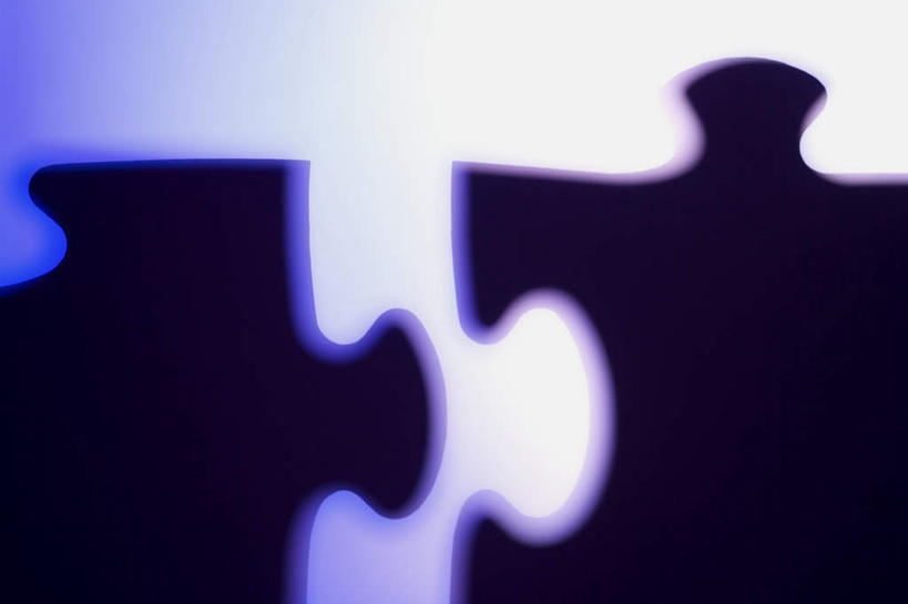 无人,横图,室内,特写,白天,正面,游戏,成功,合作,团队,集体,信心,静物,拼图,两块,连接,阴影,蓝色背景,组合,朦胧,模糊,反射,影子,玩,娱乐,队伍,休闲,摄影,影棚,活动,链接,成就,发泄,消遣,智力,拼接,拼凑,智力游戏,合伙,宣泄,拼合,凑集,聚合,撮合,链结,趣味,策略,玩耍,嬉戏,彩图,影棚拍摄,拍摄