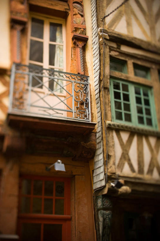 无人,家,露台,竖图,室外,白天,仰视,度假,美景,窗户,城市风光,城市,照明,法国,欧洲,木制,壁灯,房屋,墙,屋子,景观,灯光,娱乐,楼房,玻璃窗,墙壁,墙面,住宅,灯,木制品,灯具,享受,休闲,景色,放松,照亮,照明设备,布列塔尼,法兰西共和国,首府,法兰西第五共和国,布列塔尼地区,雷恩,伊勒.维莱讷省,彩图,低角度拍摄,房子,晒台,天台,眺望台