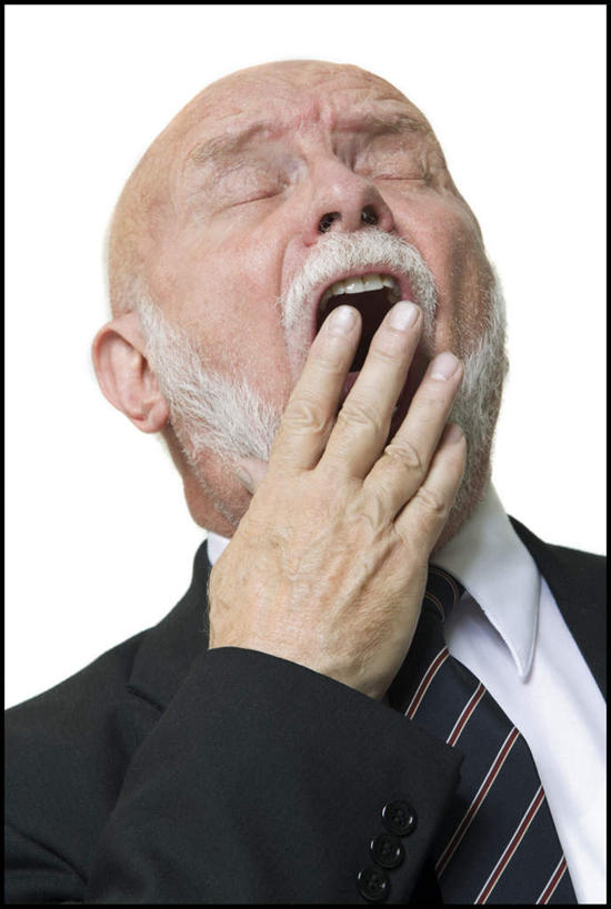 西方人,脸,头,脸颊,手,胡须,秃头,一个人,商务人士,商务男性,站,竖图,室内,特写,白天,白色背景,正面,衬衫,欧洲,欧洲人,仅一个男性,仅一个人,套装,领带,肩膀,站着,张嘴,仅一个老年男性,手部,遮,遮掩,摄影,影棚,单手,掩盖,遮挡,象征,庄重,商务装,身份,张大嘴巴,工薪阶层,遮盖,正式,地位,掩饰,呵欠,老年男性,男人,男性,白种人,头部,光头,胡子,络腮胡,无发,脸部,脸蛋,面部,白领,上班族,张开嘴,站立,半身,彩图,影棚拍摄,衬衣,拍摄