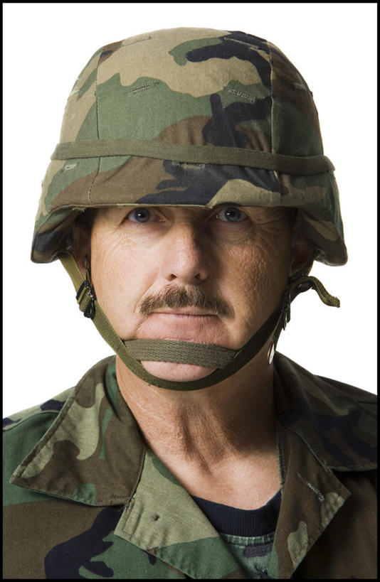 西方人,脸,头,脸颊,胡须,一个人,站,竖图,室内,特写,白天,白色背景,正面,帽子,欧洲,欧洲人,仅一个男性,仅一个人,仅一个中年男性,头盔,注视,肩膀,安全帽,观察,看,站着,摄影,影棚,观看,军人,察看,关注,迷彩服,军服,一顶,伪装服,野战服,作战服,男人,男性,中年男性,白种人,头部,胡子,小胡子,脸部,脸蛋,面部,站立,半身,彩图,影棚拍摄,拍摄