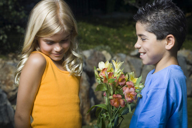 西方人,儿童,两个人,伙伴,朋友,站,闭眼,笑,微笑,露齿笑,横图,室外,白天,侧面,友谊,纯洁,叶子,欧洲,欧洲人,阴影,服装,盛开,光线,影子,绿叶,花蕾,注视,休闲装,花,花瓣,花朵,鲜花,小孩,衣服,阳光,花苞,花蕊,观察,看,站着,休闲,休闲服,嫩叶,可爱,童年,童趣,服饰,观看,察看,关注,童真,烂漫,无邪,害臊,含羞,怕羞,害羞,天真,友情,男孩,男人,男性,女孩,女人,女性,白种人,叶,叶片,闭眼睛,闭着眼,闭着眼睛,站立,半身,彩图,男生,女生