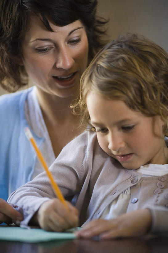 西方人,儿童,中年人,两个人,家庭,母亲,女儿,坐,竖图,室内,白天,正面,纯洁,桌面,桌子,欧洲,欧洲人,握,阴影,服装,反射,木制,笔,影子,纸,办公用品,注视,休闲装,文具,小孩,衣服,木制品,铅笔,学习用品,观察,看,休闲,温暖,温馨,母女,一家人,休闲服,可爱,母爱,童年,童趣,握着,服饰,观看,教导,文具用品,一支,和睦,察看,关注,童真,烂漫,无邪,天真,女孩,女人,女性,中年女性,白种人,孩子,坐着,半身,彩图,融洽,女生