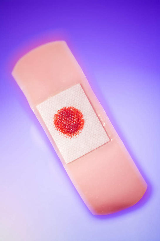 无人,竖图,俯视,室内,特写,白天,静物,阴影,蓝色背景,反射,影子,一个,红色,医疗用品,血液,治疗,摄影,影棚,单个,医疗,医疗设备,胶布,止血,苯扎氯铵贴,绷带,创可贴,彩图,高角度拍摄,影棚拍摄,拍摄