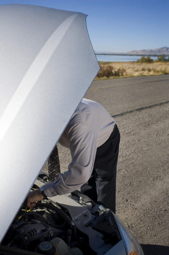 西方人,一个人,商务人士,商务男性,站,竖图,俯视,室外,白天,衬衫,道路,路,公路,汽车,欧洲,欧洲人,仅一个男性,仅一个人,一辆,阴影,套装,光线,影子,交通,注视,车,仅一个年轻男性,蓝色,蓝天,天空,阳光,交通工具,轿车,天,低头,观察,看,站着,晴朗,观看,修理,察看,关注,载具,商务装,抛锚,工薪阶层,万里无云,垂头,男人,男性,年轻男性,白种人,白领,上班族,晴空,晴空万里,马路,站立,半身,彩图,高角度拍摄,衬衣