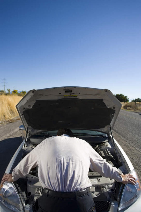 西方人,一个人,商务人士,商务男性,站,竖图,俯视,室外,白天,衬衫,道路,路,公路,汽车,欧洲,欧洲人,仅一个男性,仅一个人,一辆,撑,阴影,套装,光线,影子,交通,注视,车,仅一个年轻男性,蓝色,蓝天,天空,阳光,交通工具,轿车,天,低头,观察,看,站着,晴朗,观看,察看,撑着,关注,载具,商务装,抛锚,工薪阶层,万里无云,垂头,男人,男性,年轻男性,白种人,白领,上班族,晴空,晴空万里,马路,站立,半身,彩图,高角度拍摄,衬衣