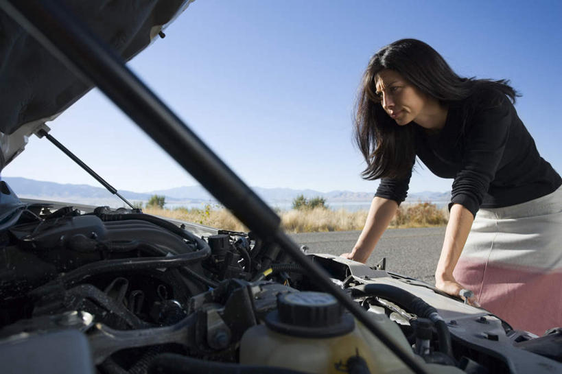 西方人,一个人,商务人士,商务女性,横图,室外,白天,侧面,汽车,欧洲,欧洲人,仅一个女性,仅一个人,撑,阴影,套装,光线,影子,注视,车,蓝色,蓝天,天空,阳光,交通工具,轿车,天,打开,低头,观察,看,仅一个中年女性,晴朗,观看,察看,撑着,开启,关注,载具,商务装,抛锚,工薪阶层,万里无云,垂头,女人,女性,中年女性,白种人,白领,上班族,晴空,晴空万里,半身,彩图