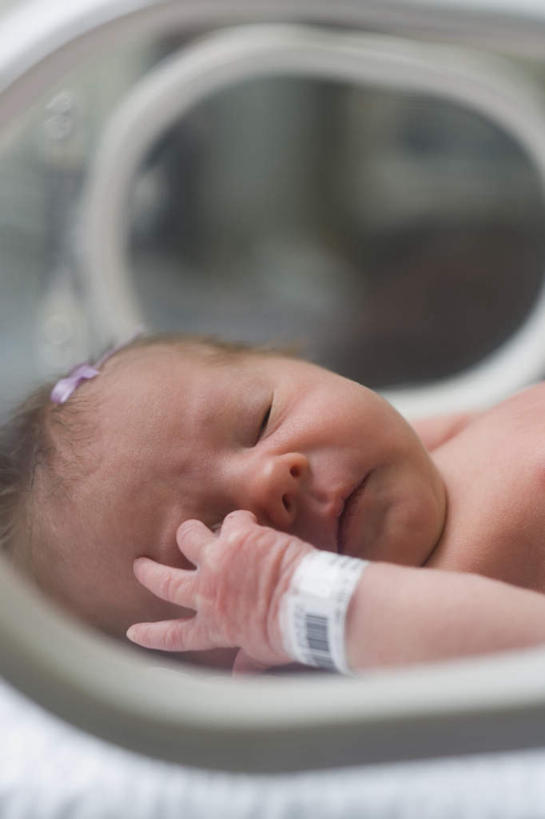 西方人,婴儿,儿童,脸,头,脸颊,手,一个人,医院,躺,闭眼,睡,竖图,室内,特写,白天,侧面,纯洁,机器,欧洲,欧洲人,仅一个人,阴影,朦胧,模糊,反射,医学,影子,扭头,设备,肩膀,小孩,转头,手部,可爱,活泼,单手,医疗,医疗设备,宝宝,医疗器械,医疗工具,纯真,烂漫,无邪,医疗机构,检测工具,保育箱,婴儿保育箱,卧着,伶俐,天真,白种人,孩子,头部,脸部,脸蛋,面部,闭眼睛,闭着眼,闭着眼睛,困,困觉,寝息,睡觉,躺着,卧,半身,彩图,病院,诊所,培养箱,婴儿培养箱