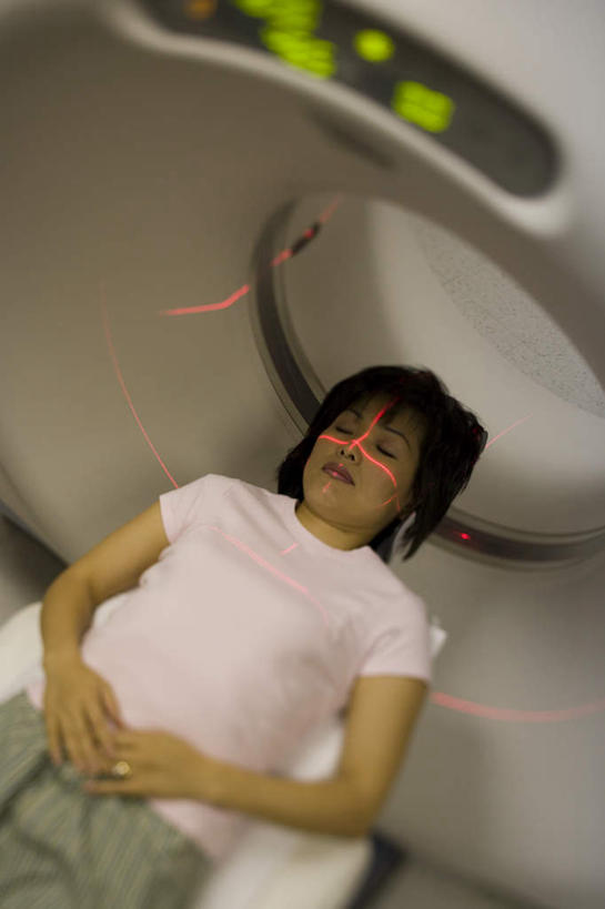 东方人,一个人,病人,医院,躺,闭眼,竖图,俯视,室内,白天,机器,亚洲,仅一个女性,仅一个人,服装,朦胧,模糊,医学,休闲装,黄种人,设备,衣服,扫描仪,仅一个中年女性,休闲,休闲服,服饰,医疗,医疗设备,病患,医疗器械,核磁共振,医疗工具,核磁共振成像,医疗机构,核磁共振扫描仪,磁共振成像,核磁共振技术,检测工具,卧着,女人,女性,中年女性,亚洲人,患者,就医者,闭眼睛,闭着眼,闭着眼睛,躺着,卧,半身,彩图,高角度拍摄,病院,诊所