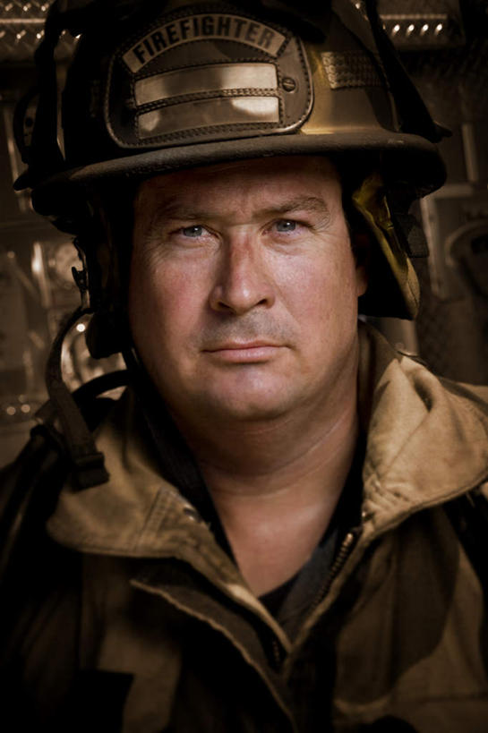 西方人,脸,头,脸颊,一个人,消防员,站,竖图,室外,特写,白天,正面,工作服,制服,帽子,欧洲,欧洲人,仅一个男性,仅一个人,仅一个中年男性,朦胧,模糊,头盔,注视,肩膀,安全帽,观察,看,站着,观看,察看,关注,工作制服,男人,男性,中年男性,白种人,头部,脸部,脸蛋,面部,救火员,站立,半身,彩图,工作套服