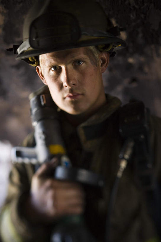 西方人,胡须,一个人,消防员,站,竖图,室外,白天,正面,工作服,制服,安全,水,帽子,欧洲,欧洲人,仅一个男性,仅一个人,仅一个中年男性,握,飞溅,朦胧,模糊,溅,头盔,液体,水滴,拿,拿着,注视,水管,水珠,安全帽,观察,看,站着,握着,观看,消防,软管,察看,关注,喷洒,灭火,消防器材,工作制服,男人,男性,中年男性,白种人,胡子,小胡子,救火员,站立,半身,彩图,工作套服,水带,消防水带