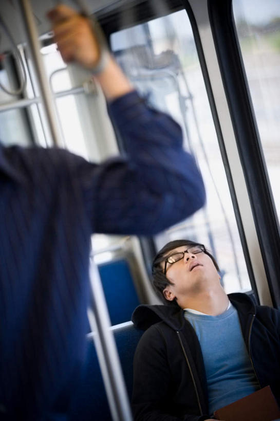 东方人,西方人,两个人,站,坐,闭眼,睡,竖图,俯视,室内,白天,地铁,欧洲,欧洲人,亚洲,乘客,握,服装,朦胧,模糊,眼镜,轨道交通,休闲装,黄种人,座位,衣服,站着,休闲,休闲服,握着,服饰,近视眼镜,搭客,男人,男性,年轻男性,白种人,亚洲人,闭眼睛,闭着眼,闭着眼睛,困,困觉,寝息,睡觉,抬头,仰头,站立,坐着,半身,彩图,高角度拍摄,地铁机动车,地下铁,轻轨