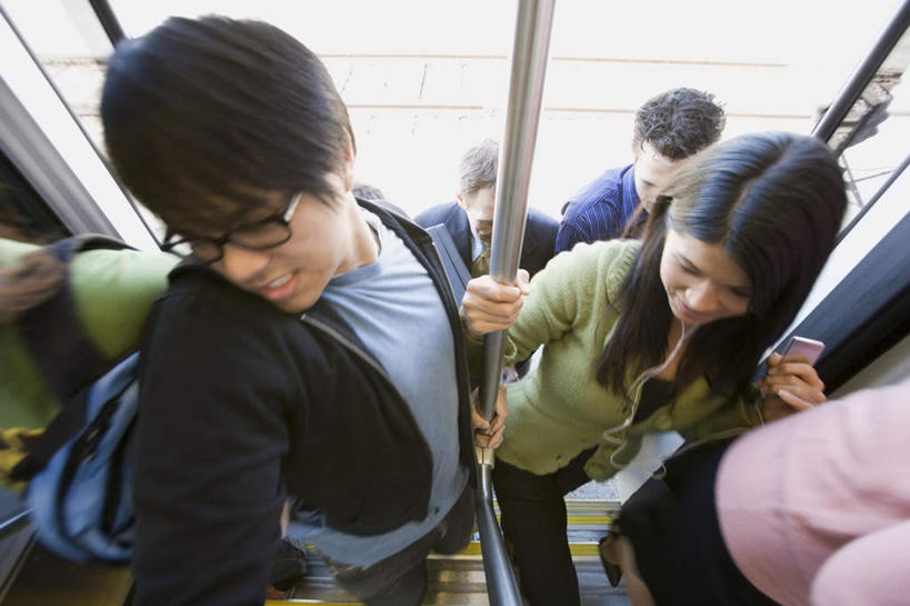 东方人,走,笑,微笑,露齿笑,横图,俯视,室内,白天,衬衫,西装,公共汽车,亚洲,乘客,握,套装,服装,正装,朦胧,模糊,眼镜,巴士,领带,公交车,许多人,拥堵,拥挤,注视,休闲装,职业装,黄种人,车,衣服,交通工具,观察,看,一群人,休闲,休闲服,握着,服饰,观看,察看,关注,载具,近视眼镜,搭客,男人,男性,女人,女性,中年男性,中年女性,亚洲人,步行,散步,走路,半身,彩图,高角度拍摄,衬衣