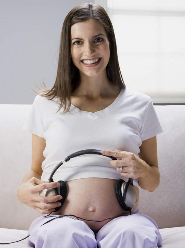 西方人,孕妇,一个人,客厅,坐,笑,微笑,露齿笑,竖图,室内,白天,正面,快乐,满意,幸福,窗户,落地窗,沙发,欧洲,欧洲人,仅一个年轻女性,仅一个女性,仅一个人,握,阴影,服装,反射,影子,音响,音乐,拿,拿着,注视,休闲装,娱乐,裸露,玻璃窗,衣服,耳机,观察,看,享受,休闲,怀孕,休闲服,放松,握着,服饰,观看,察看,起居室,舒适,享乐,待产,关注,裸,胎教,布艺沙发,妊娠,准妈妈,客堂,年轻女性,女人,女性,白种人,产妇,坐着,半身,彩图