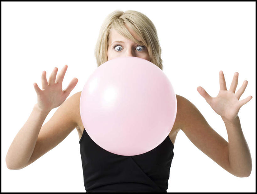 西方人,一个人,站,举,横图,室内,白天,白色背景,正面,裙子,欧洲,欧洲人,仅一个年轻女性,仅一个女性,仅一个人,阴影,连衣裙,惊讶,反射,影子,食品,糖果,软糖,注视,食物,粉色,黑色,甜食,观察,看,托,站着,摄影,影棚,观看,吊带裙,惊奇,泡泡糖,察看,关注,诧异,年轻女性,女人,女性,白种人,举起,举手,举着,向上举,向上伸,向上托,站立,半身,彩图,影棚拍摄,拍摄