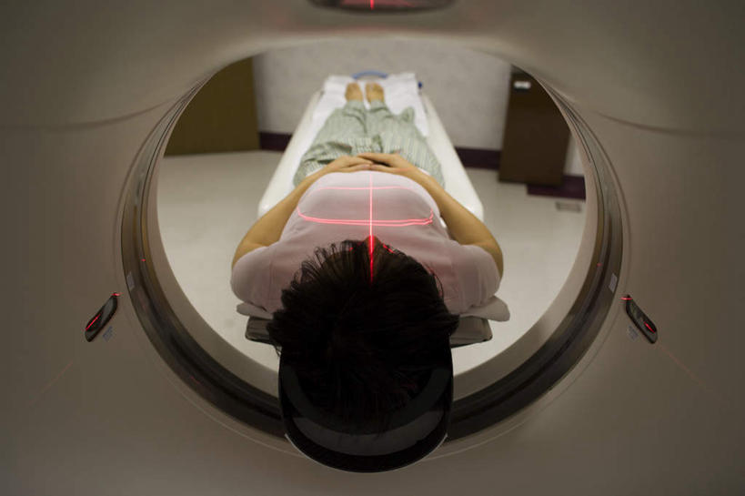 东方人,腿部,脚,脚趾,脚趾甲,腿,一个人,病人,医院,躺,横图,俯视,室内,白天,机器,亚洲,仅一个女性,仅一个人,服装,医学,黄种人,光脚,设备,衣服,扫描仪,仅一个中年女性,赤脚,服饰,医疗,医疗设备,衣着,穿着,病患,医疗器械,核磁共振,医疗工具,核磁共振成像,医疗机构,病号服,核磁共振扫描仪,磁共振成像,核磁共振技术,衣饰,检测工具,卧着,女人,女性,中年女性,亚洲人,脚指甲,患者,就医者,躺着,卧,彩图,高角度拍摄,全身,病院,诊所