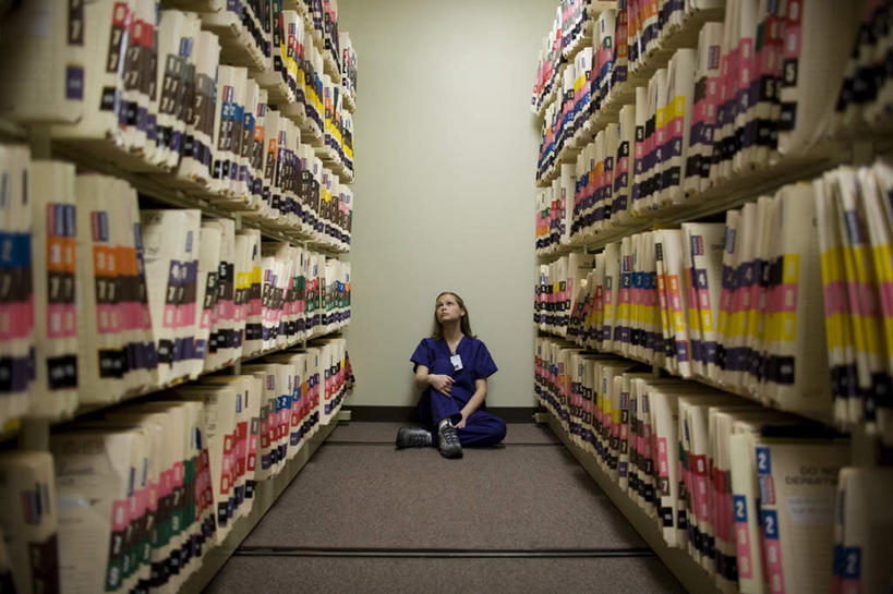 西方人,一个人,医生,医院,坐,横图,室内,白天,正面,工作服,制服,柜子,欧洲,欧洲人,仅一个年轻女性,仅一个女性,仅一个人,材料,档案,文件,纸,注视,手稿,资料,观察,记录,看,医护人员,医疗人员,观看,证明,察看,档案室,关注,文档,档案柜,医疗机构,记载,工作制服,记实,纪录,年轻女性,女人,女性,白种人,大夫,抬头,仰头,坐着,彩图,全身,工作套服,病院,诊所,病历