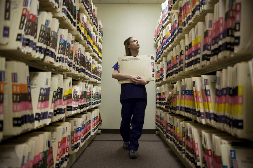 西方人,一个人,医生,医院,走,抱,横图,室内,白天,正面,工作服,制服,柜子,欧洲,欧洲人,仅一个年轻女性,仅一个女性,仅一个人,材料,档案,文件,纸,扭头,注视,手稿,资料,观察,记录,看,转头,医护人员,医疗人员,抱着,观看,证明,察看,档案室,搂着,关注,文档,档案柜,医疗机构,记载,工作制服,记实,纪录,年轻女性,女人,女性,白种人,大夫,步行,搂,搂抱,散步,走路,彩图,全身,工作套服,病院,诊所,病历