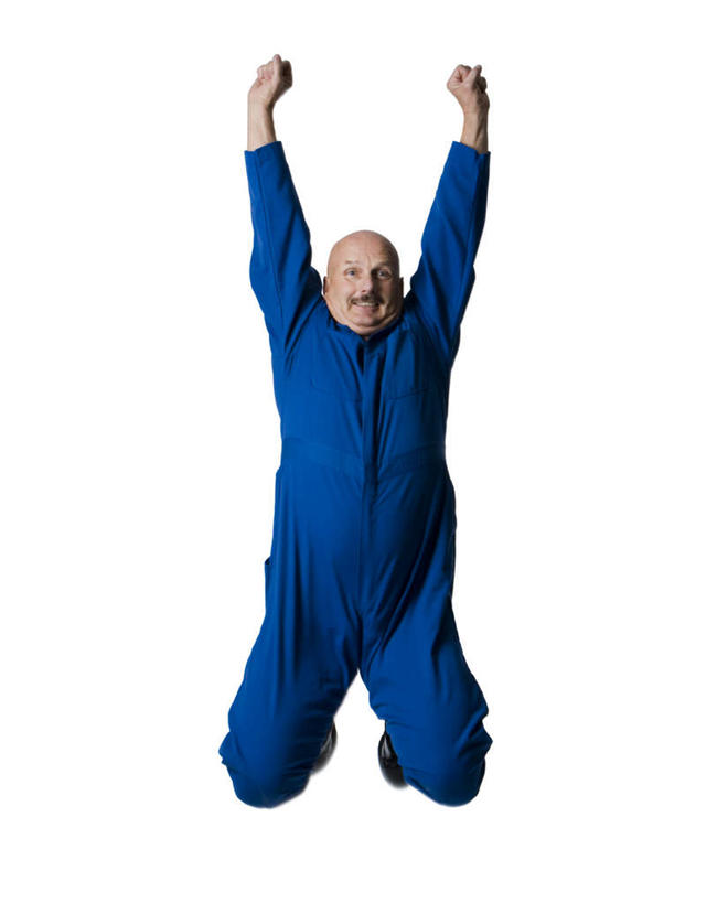 西方人,一个人,清洁工,跳,举,竖图,室内,白天,白色背景,正面,工作服,制服,欧洲,欧洲人,仅一个男性,仅一个人,阴影,反射,影子,半空,注视,蓝色,观察,看,托,仅一个老年男性,摄影,影棚,观看,察看,关注,清洁员,保洁员,清洁人员,工作制服,老年男性,男人,男性,白种人,清洁工人,举起,举手,举着,跳跃,向上举,向上伸,向上托,彩图,全身,影棚拍摄,工作套服,拍摄