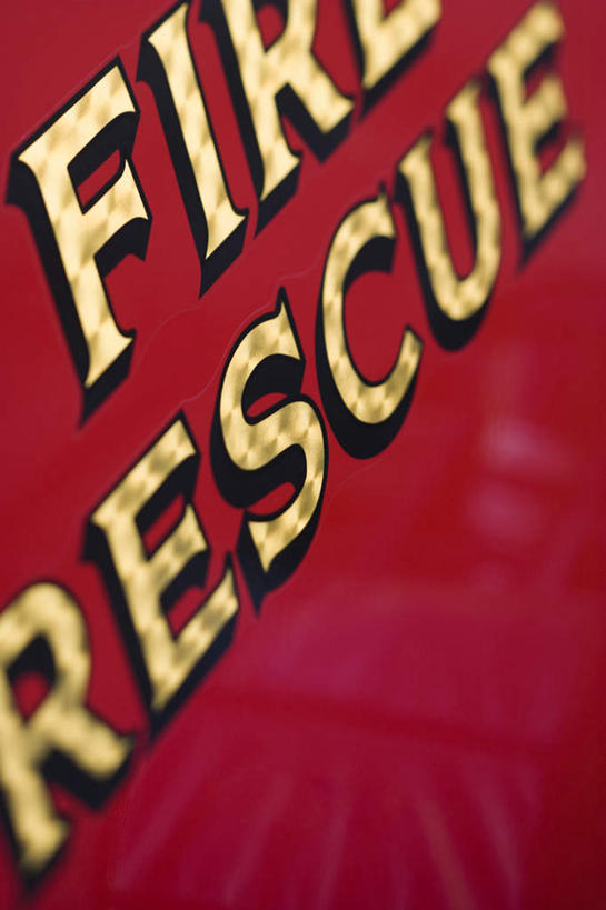 无人,竖图,室外,特写,白天,正面,静物,阴影,红色背景,朦胧,模糊,反射,信息,英文,标志,文字,影子,字符,字母,标识,布告,布告栏,排列,黄色,英文字母,通知,公告,传播,消息,摆列,公布栏,彩图,布列,分列