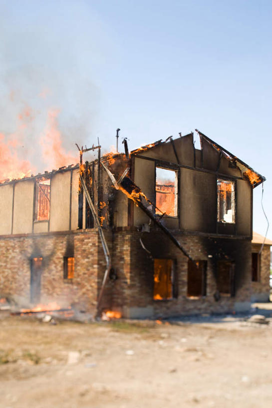 无人,家,木屋,竖图,室外,白天,正面,热情,火,朦胧,模糊,火焰,燃烧,住宅,蓝色,蓝天,天空,天,晴朗,火灾,灾难,万里无云,劫难,磨难,灾祸,晴空,晴空万里,彩图,茅舍,茅屋,棚屋,小木屋,小屋,灾害