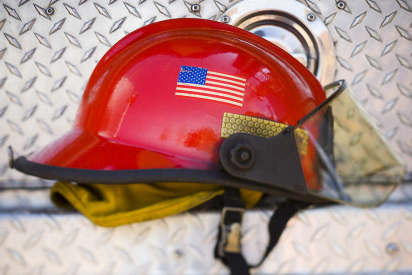 无人,栏杆,横图,室外,特写,白天,正面,楼梯,旗帜,国旗,帽子,朦胧,模糊,扶手,头盔,阶梯,护栏,台阶,一个,红色,安全帽,美国国旗,单个,旗,彩图