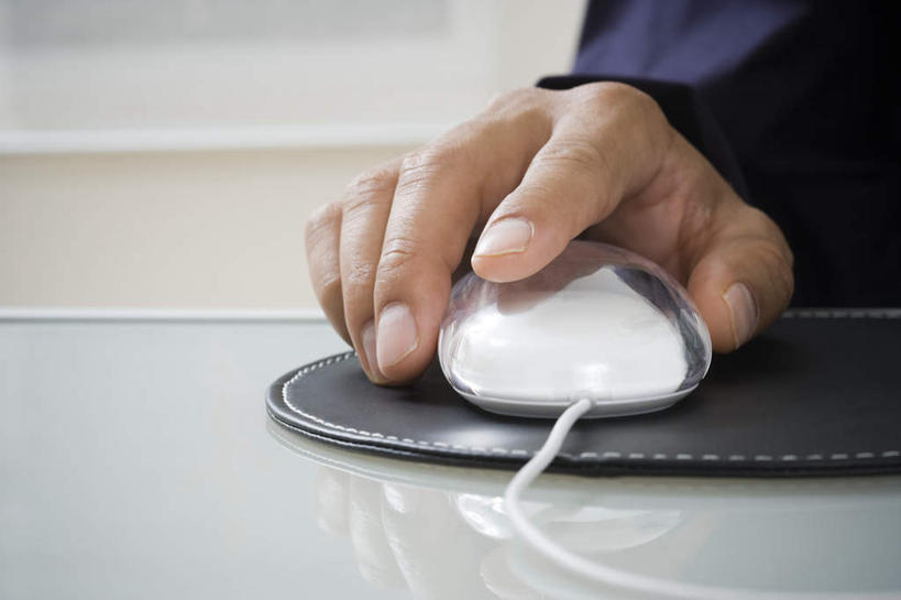 手,一个人,商务人士,商务男性,横图,室内,特写,白天,白色背景,正面,衬衫,鼠标,桌子,亚洲,仅一个男性,仅一个人,仅一个中年男性,握,阴影,套装,朦胧,模糊,反射,影子,办公桌,鼠标垫,输入设备,垫子,手部,握着,摄影,影棚,单手,便利,舒适,商务装,工薪阶层,男人,男性,中年男性,亚洲人,印度人,白领,上班族,半身,彩图,影棚拍摄,衬衣,拍摄