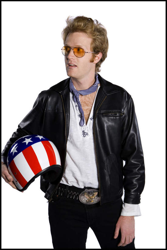 西方人,一个人,站,竖图,室内,白天,白色背景,正面,帽子,欧洲,欧洲人,仅一个男性,仅一个人,一副,握,墨镜,头盔,眼镜,拿,拿着,注视,仅一个年轻男性,安全帽,太阳镜,太阳眼镜,观察,看,站着,遮阳镜,握着,摄影,影棚,观看,察看,关注,皮夹克,男人,男性,年轻男性,白种人,站立,半身,彩图,影棚拍摄,拍摄