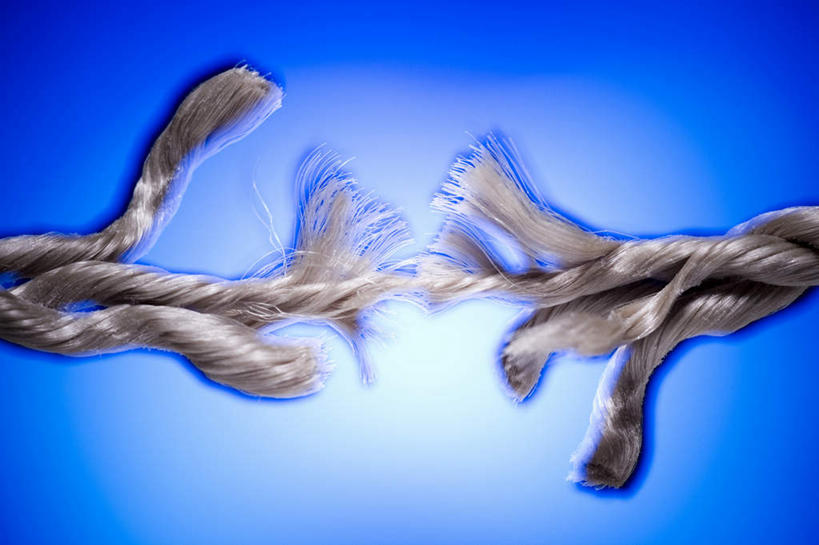 无人,横图,室内,特写,白天,正面,静物,一根,蓝色背景,破坏,破损,草绳,绳子,摄影,影棚,绳索,损坏,稻草绳,半身,彩图,影棚拍摄,拍摄